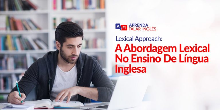 Um homem, de camiseta, e blusa de frio, olhando o notebook, com uma caneta na mão escrevendo
