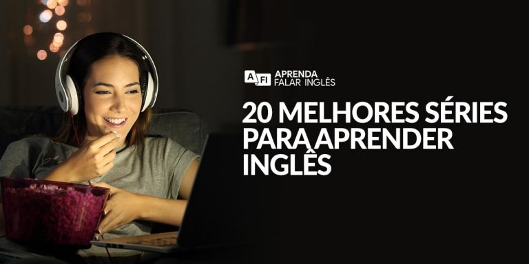 Uma mulher com fone de ouvido, em frente ao notebook, comendo pipoca