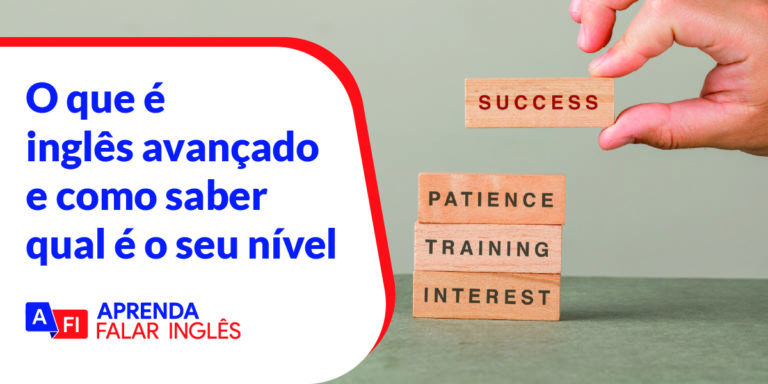 O que é inglês avançado? Imagem bloquinhos um em cima do outro sendo colocado por uma mão.