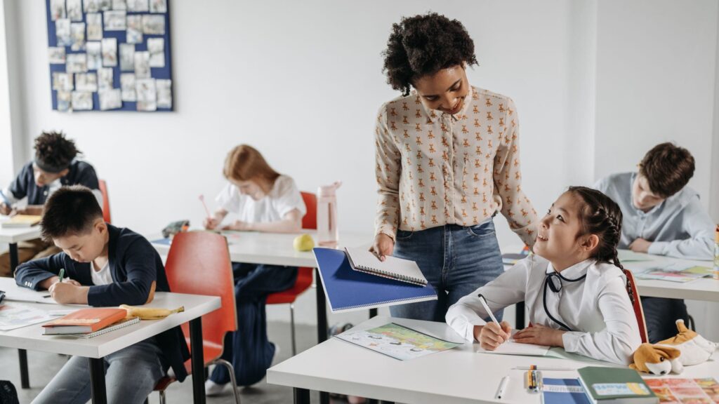 Como encontrar materiais didáticos para aulas de inglês